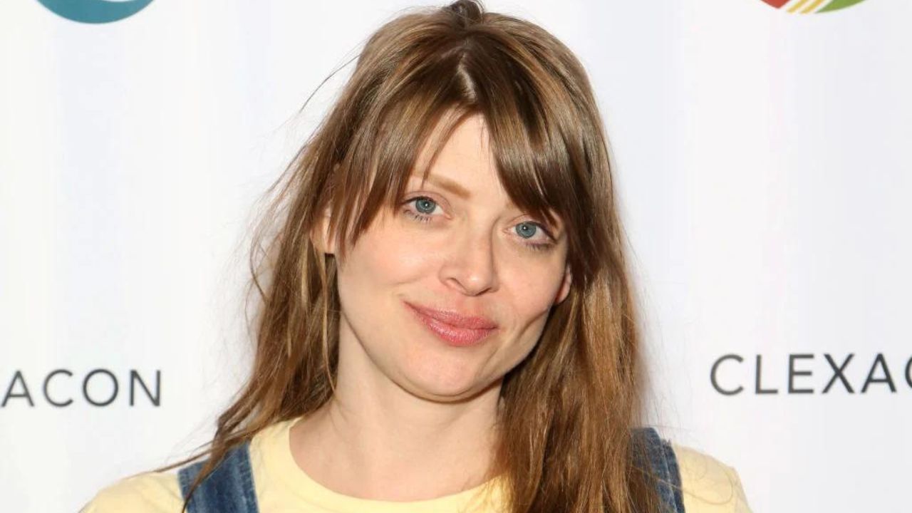 Amber Benson income